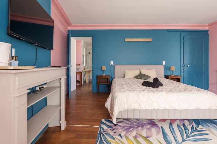 ברוכים הבאים ל"Suite de la Baronne"!
בית ה-Bö המלכותי ביותר, יש 2 חדרי שינה מחוברים וחדר רחצה. 
מיטת קינג סייז, מיטת קווין סייז וספה נפתחת, 55 מ"ר לחמישה אנשים. יש מצעים ומגבות.
טלוויזיה, קומקום, קפה, תה