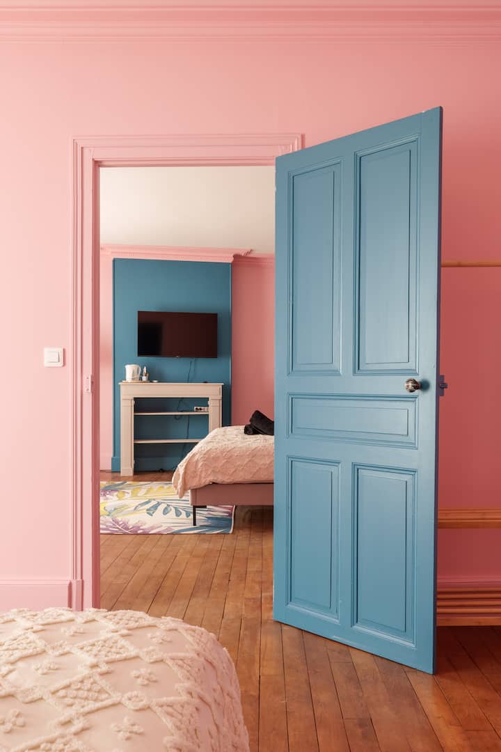 ברוכים הבאים ל"Suite de la Baronne"!
בית ה-Bö המלכותי ביותר, יש 2 חדרי שינה מחוברים וחדר רחצה. 
מיטת קינג סייז, מיטת קווין סייז וספה נפתחת, 55 מ"ר לחמישה אנשים. יש מצעים ומגבות.
טלוויזיה, קומקום, קפה, תה