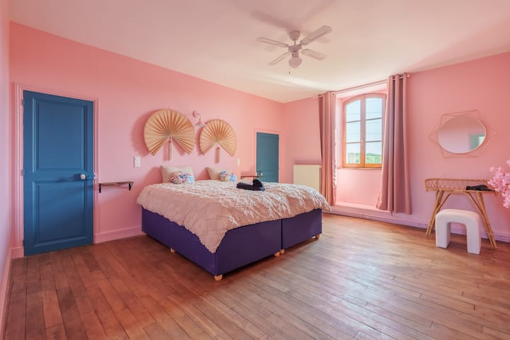 ברוכים הבאים לחדר השינה הראשי "La Vue en Rose"!
החדר המרווח הזה מתאים למשפחה. בנוסף, חדר שינה קטן עם מזרן רצפה בגודל 140x200 ל-2 אנשים נוספים. סה"כ 4 אנשים יכולים לישון