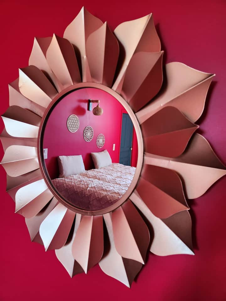 ברוכים הבאים ל-Chambre Rouge Amour! מצויד במיטת קינג סייז, קומקום, קפה, תה, טלוויזיה בכל החדרים בבית