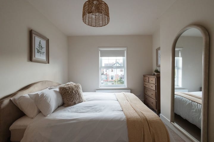 Cosy 3-bed Chester Cottage – Near Zoo & Walls - Chester
