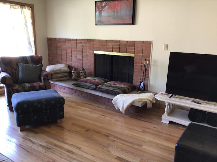 15 Min. To Nd, 3-br Updated Ranch W/ 2 King Beds - South Bend, IN