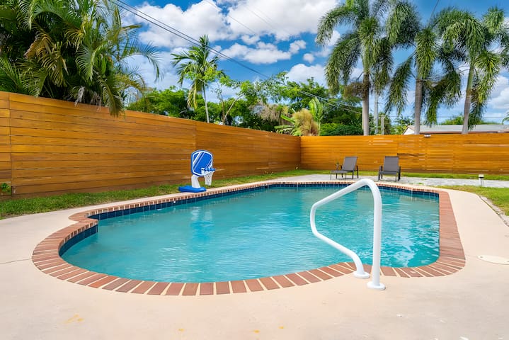 Pompano Gem < 1 mi to Beach & 12 Pickleball courts