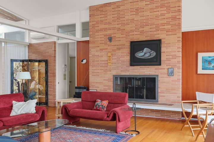 Beachfront Woods Hole Estate With Ocean View - Falmouth, MA