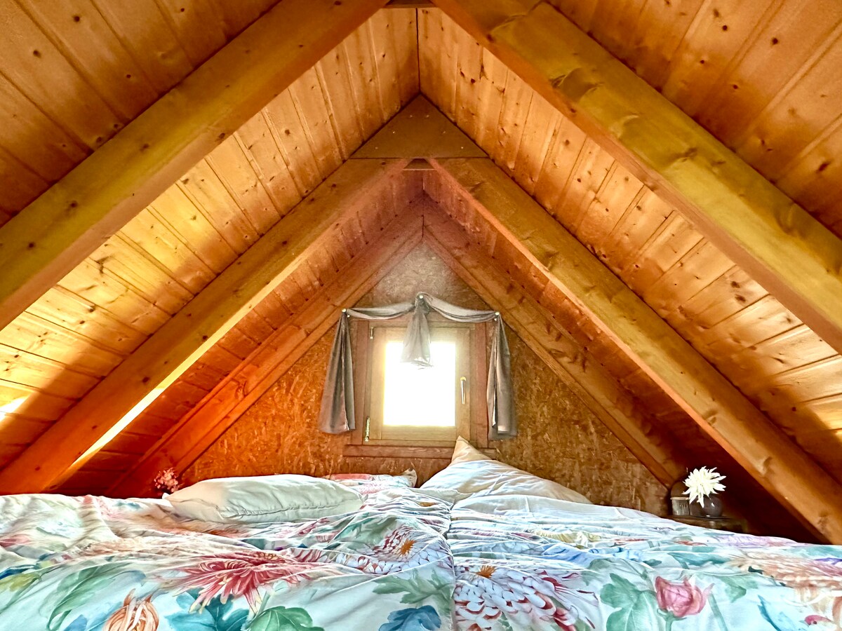 Спален лофт, без място за стоене.