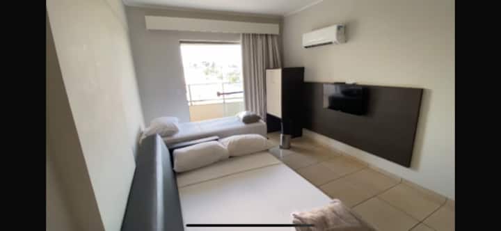 Dnevni boravak/spavaća soba s 1 jednostrukim krevetom + 1 dvostrukim kaučom na razvlačenje