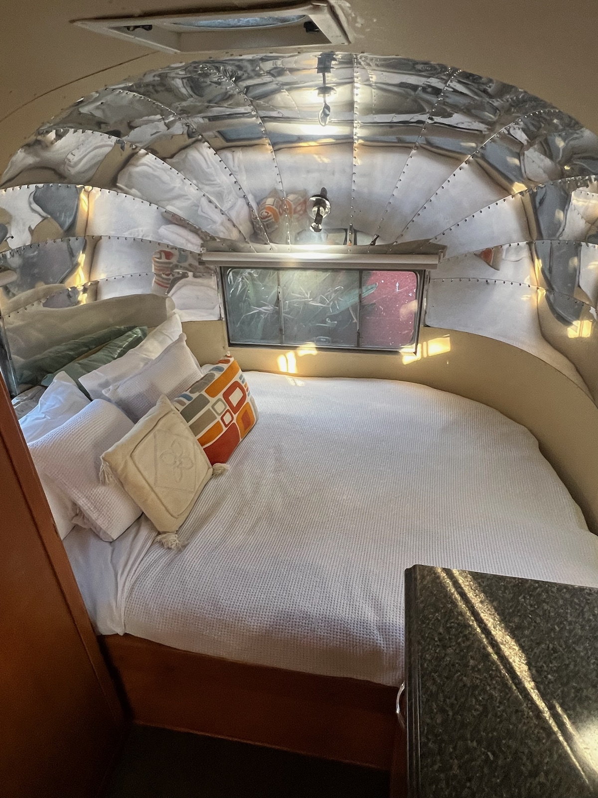 Plyšová posteľ má pohodlný matrac vyrobený na mieru