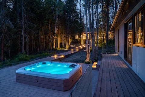 Luxury 8BR Lakefront Cottage + Hot tub, Sauna, Gym