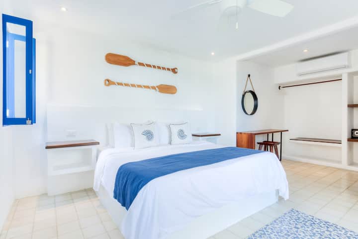 Prekrasna vila na obali s privatnim bazenom, 6 spavaćih soba s privatnim kupaonicama, uključen je dnevni doručak, usluga kuhara i potpuna podrška conciergea. Smješten u mirnoj četvrti Punta Sur, samo 15 minuta od živopisne Playa Norte.