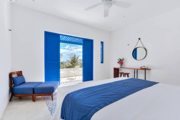 Prekrasna vila na obali s privatnim bazenom, 6 spavaćih soba s privatnim kupaonicama, uključen je dnevni doručak, usluga kuhara i potpuna podrška conciergea. Smješten u mirnoj četvrti Punta Sur, samo 15 minuta od živopisne Playa Norte.