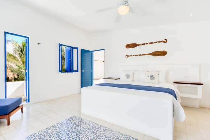 Prekrasna vila na obali s privatnim bazenom, 6 spavaćih soba s privatnim kupaonicama, uključen je dnevni doručak, usluga kuhara i potpuna podrška conciergea. Smješten u mirnoj četvrti Punta Sur, samo 15 minuta od živopisne Playa Norte.