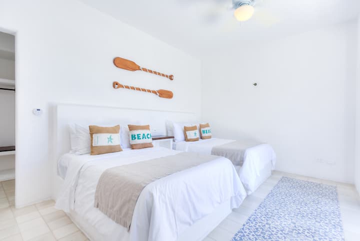 Prekrasna vila na obali s privatnim bazenom, 6 spavaćih soba s privatnim kupaonicama, uključen je dnevni doručak, usluga kuhara i potpuna podrška conciergea. Smješten u mirnoj četvrti Punta Sur, samo 15 minuta od živopisne Playa Norte.