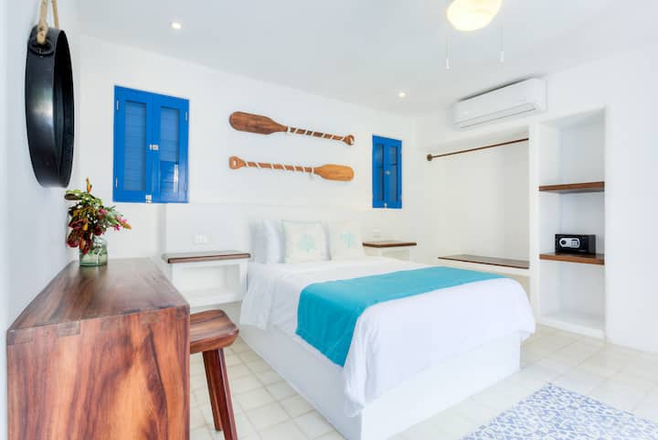 Prekrasna vila na obali s privatnim bazenom, 6 spavaćih soba s privatnim kupaonicama, uključen je dnevni doručak, usluga kuhara i potpuna podrška conciergea. Smješten u mirnoj četvrti Punta Sur, samo 15 minuta od živopisne Playa Norte.