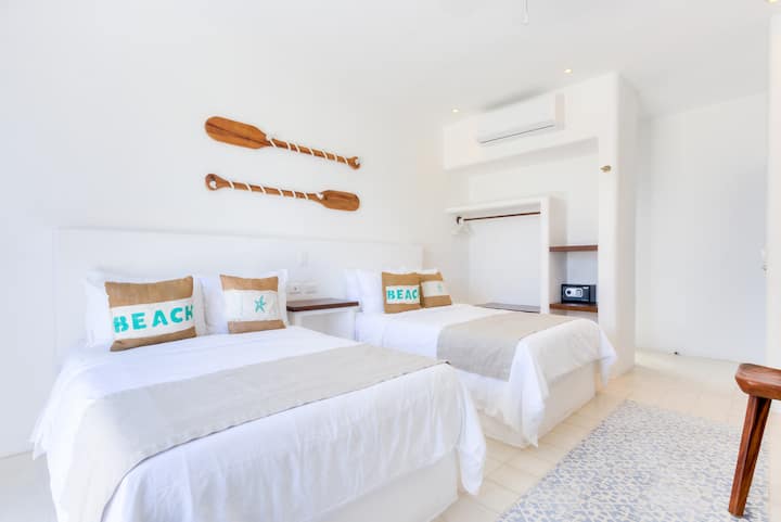 Prekrasna vila na obali s privatnim bazenom, 6 spavaćih soba s privatnim kupaonicama, uključen je dnevni doručak, usluga kuhara i potpuna podrška conciergea. Smješten u mirnoj četvrti Punta Sur, samo 15 minuta od živopisne Playa Norte.