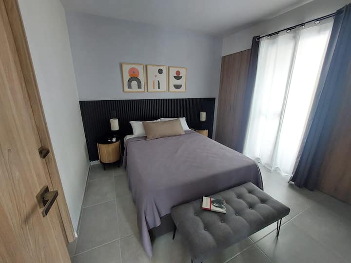 Брачен кревет (широк 150-179 см), модерен декор и природна светлина за максимална удобност.