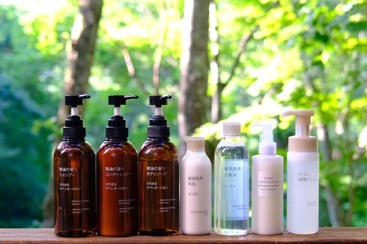 無印良品のオーガニックな植物ベースのアメニティをご用意しています。肌に優しく、自然でリラックスした滞在に最適です。