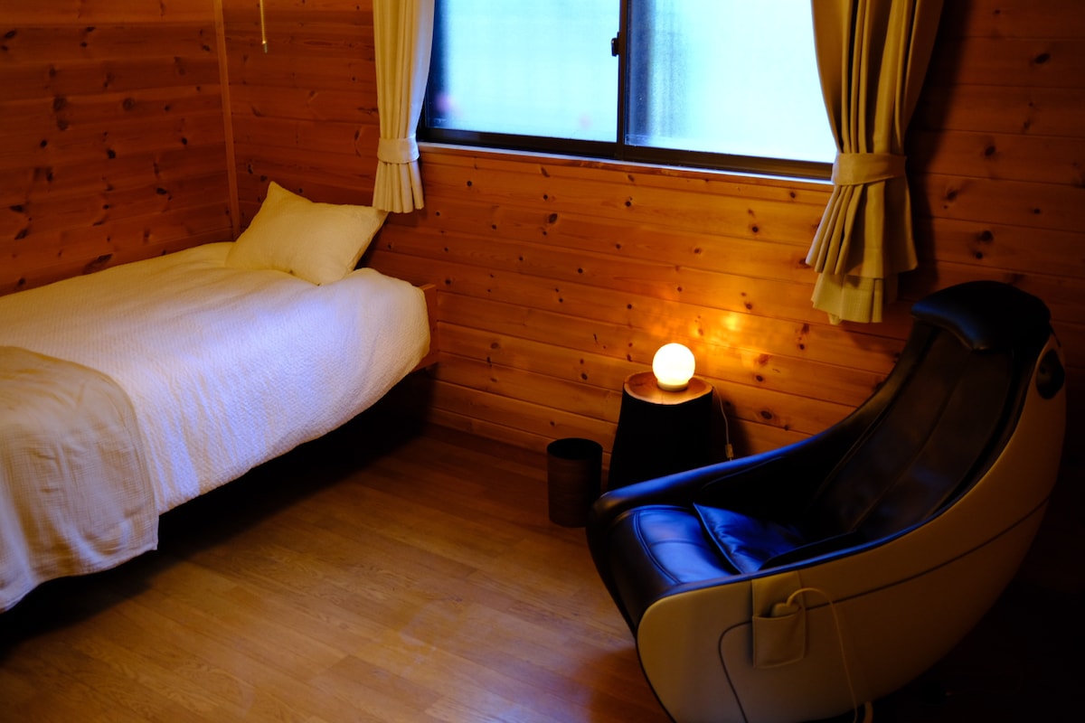 この寝室にはボディマッサージチェアが備わっており、1日探索した後にリラックスするのに最適です。