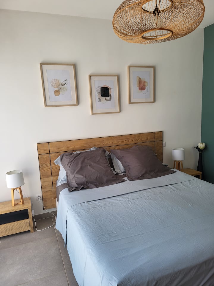 Chumba kikubwa cha kulala
Kitanda cha watu wawili 160 x 200