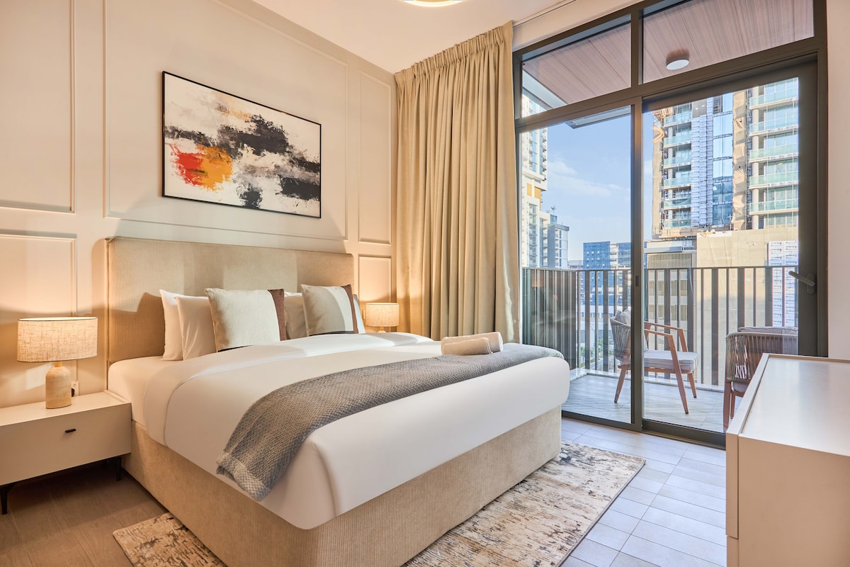 Oddýchnite si na posteľ King s kvalitnou posteľnou bielizňou a ambientnými lampami, zatiaľ čo si užívate nádherný výhľad z balkóna – ideálne vo dne aj v noci. Len pár minút od prémiových coworkingových priestorov a biznis salónikov✨