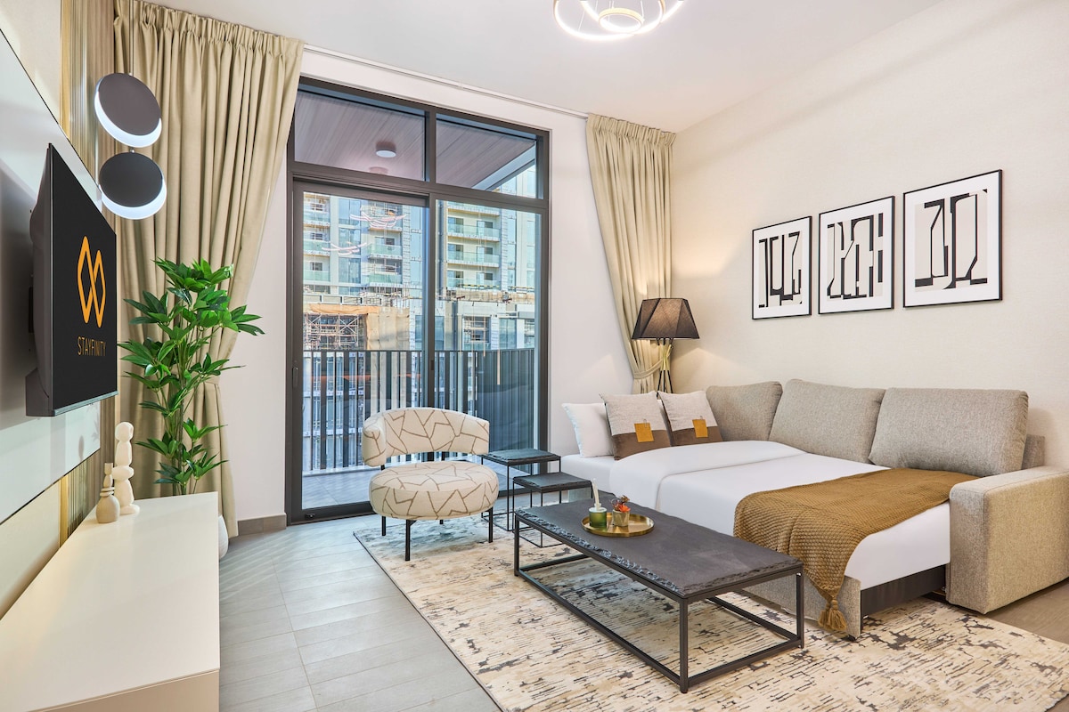 Oddýchnite si štýlovo na luxusnej rozkladacej pohovke pre dvoch, sledujte svoje obľúbené programy na inteligentnej televízii alebo vyjdite na balkón, kde vás čaká čerstvý vzduch a výhľad na mesto. ✨