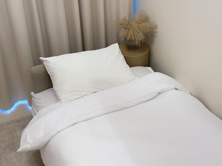 Perfecto para un adulto, tu lugar extra para dormir en el salón