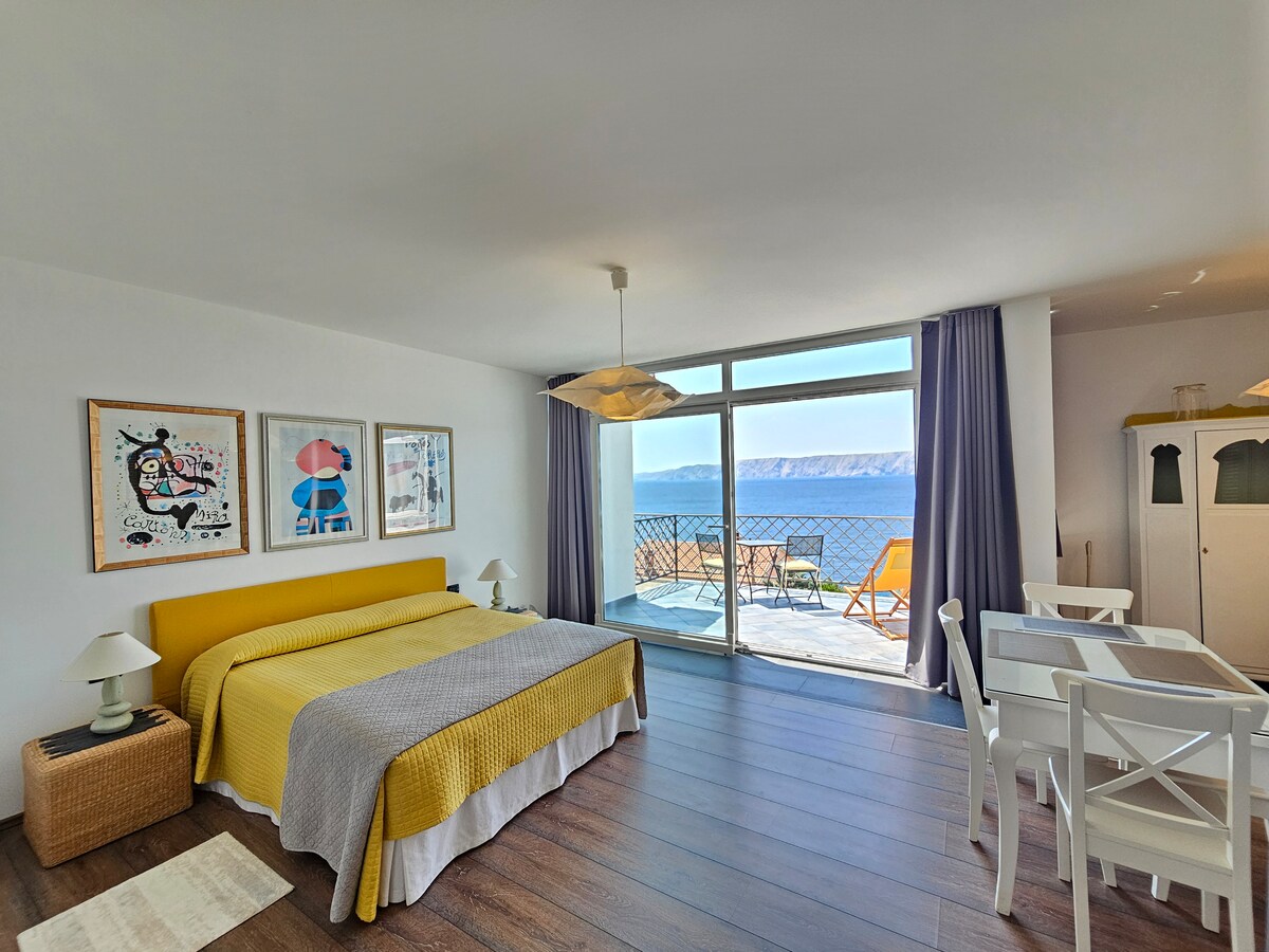 manželská posteľ, jedálenský kút