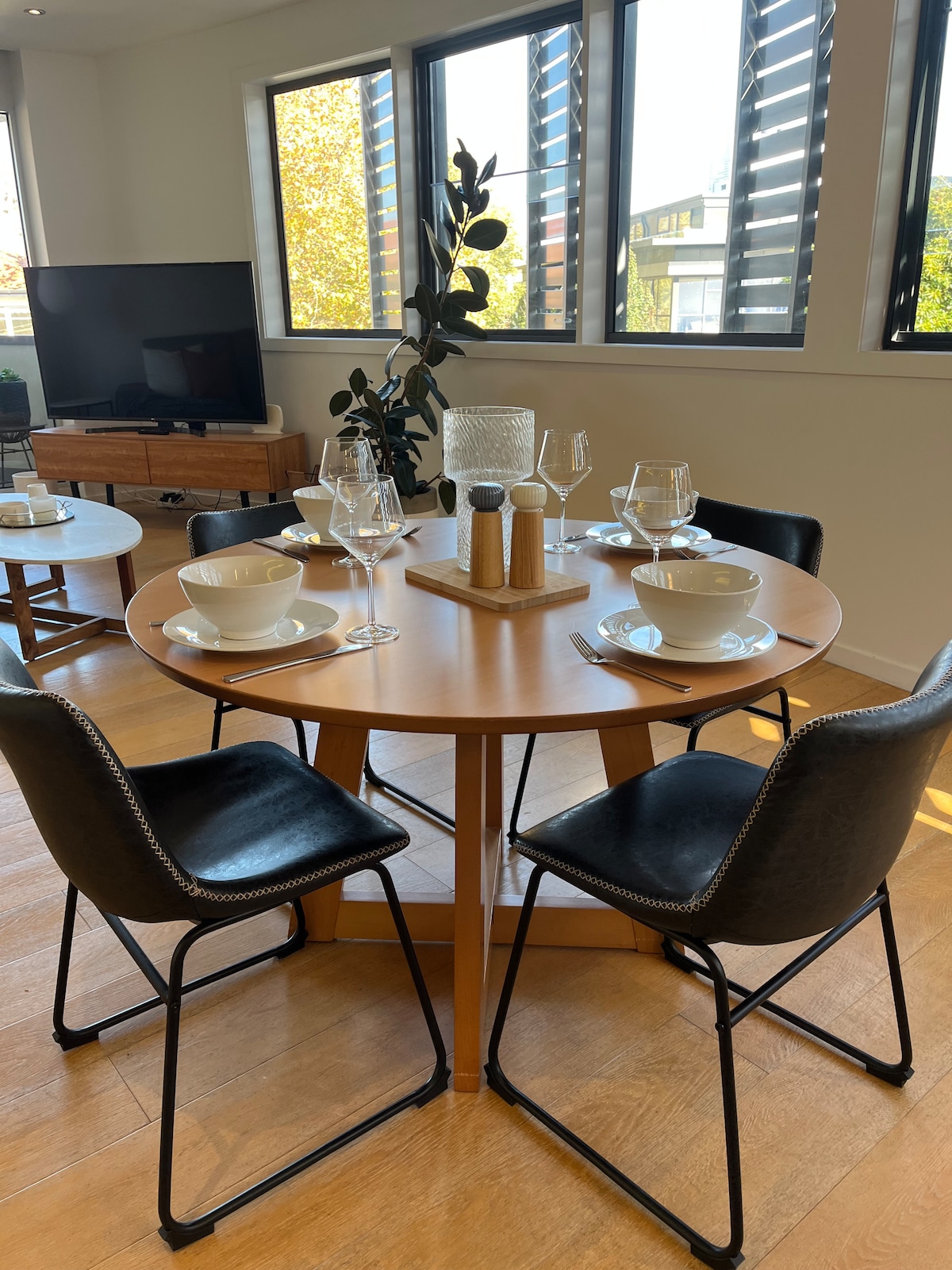 Top performing Airbnb: Light filled apartment with basement parking in Elwood