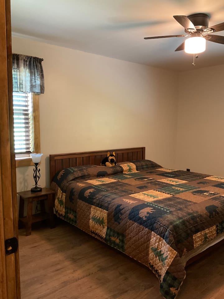 Суперголямо двойно легло, скрин, телевизор, гардеробна стая.