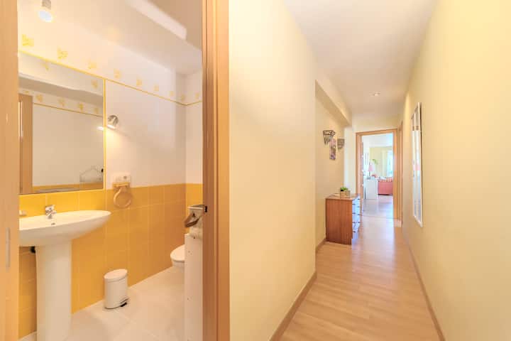 Baño 1 con lavabo y espejo iluminado.
