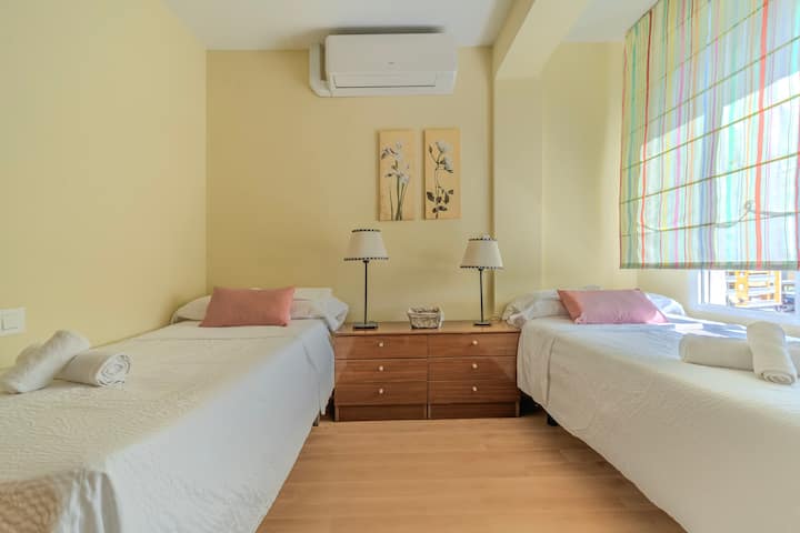 Camas individuales del dormitorio 3 con mesilla central.