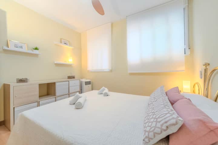 Dormitorio 2 con ventilador de techo y pasillo a los baños.