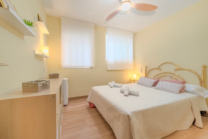 Dormitorio 2 con cama de forja romántica.