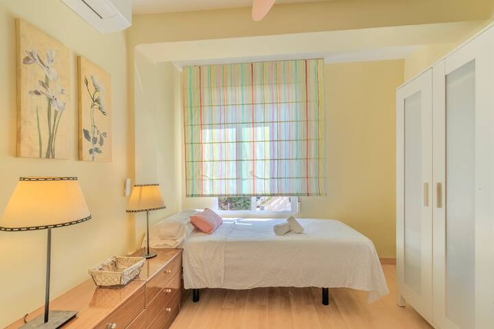 Dormitorio 3 con lamparitas y estor de colores.