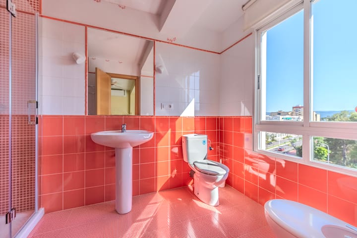 Baño 2 con lavabo y ventana de luz natural.