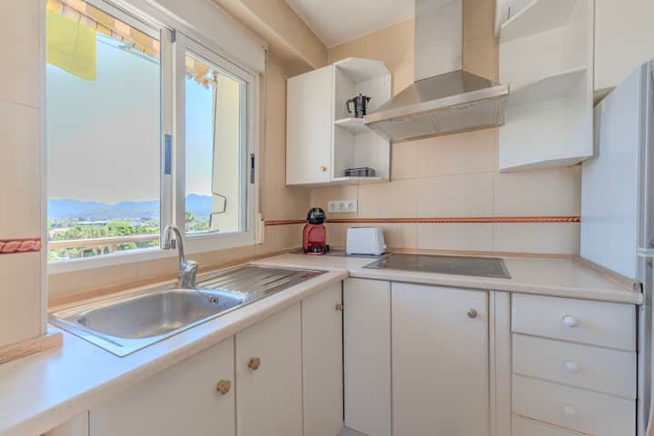 Cocina con fregadero bajo la ventana: fregar con vistas.