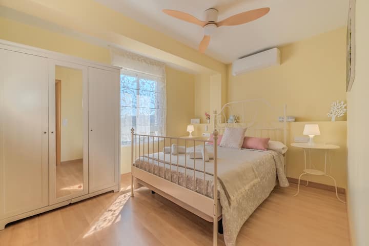 Dormitorio 1 con cama doble y armario amplio.