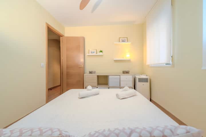 Cama doble del dormitorio 2 con toallas preparadas.