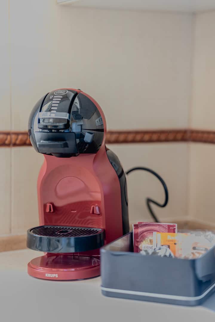 Cafetera Dolce Gusto lista para el desayuno.