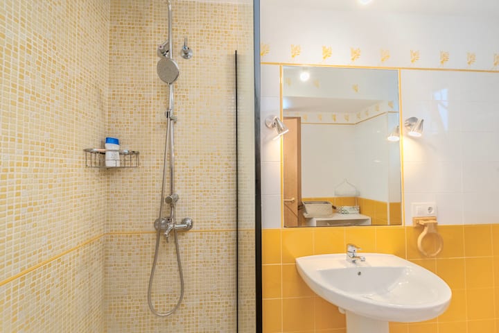 Columna de ducha moderna en el baño 1.