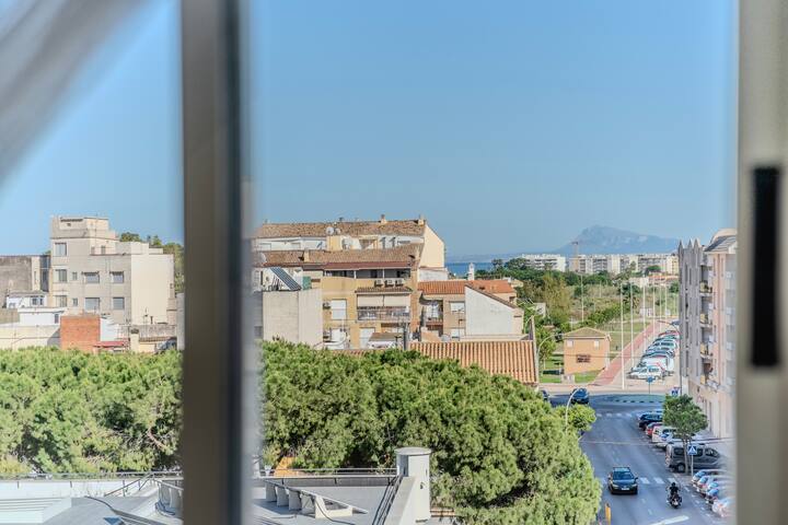 Vistas al verde desde las ventanas del piso.