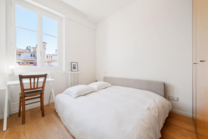 მე-2 საძინებელი კომფორტული ორადგილიანი საწოლითა და სამუშაო სივრცით. 