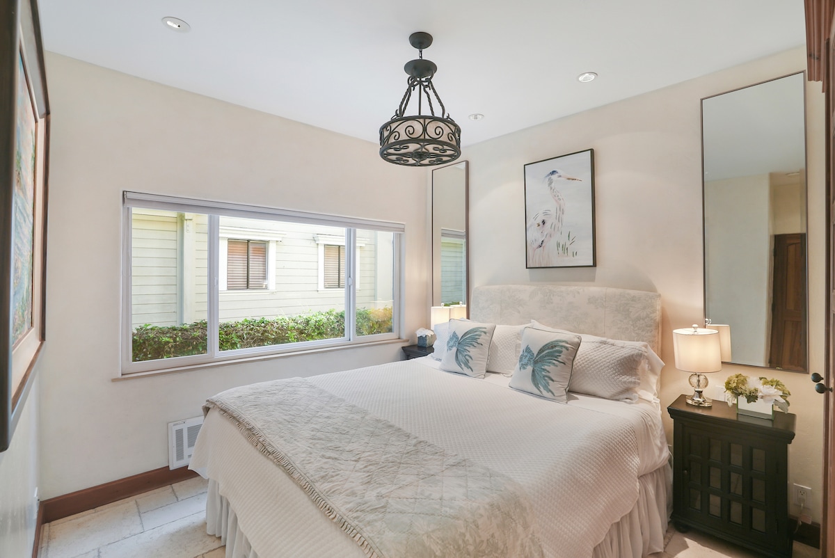 Романтичната спалня предлага голямо двойно легло, голям килер, стенен нагревател и съпътстваща баня.