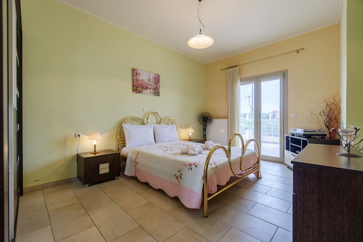 Dhomë gjumi magjepsëse me dekor klasik dhe dritare të mëdha për dritë natyrale.
#dhomë gjumi #klasik # i ndritshëm