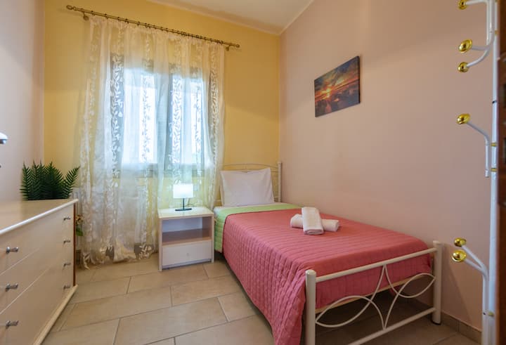 Dhomë gjumi me një atmosferë të rehatshme dhe dritë natyrale që hyn brenda.
#singlebed #cozy #light