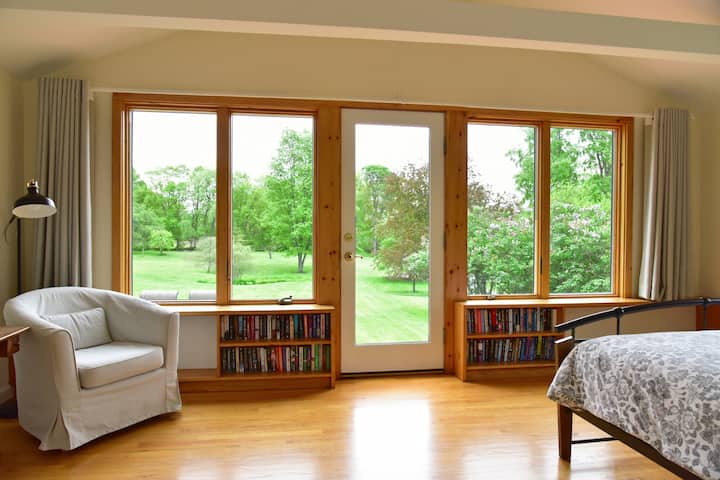 El dormitorio principal está en el primer piso con vistas a los campos.  Este dormitorio tiene una cama tamaño queen, 2 armarios (un armario con puerta doble con espacio para colgar y estantes y vestidor).