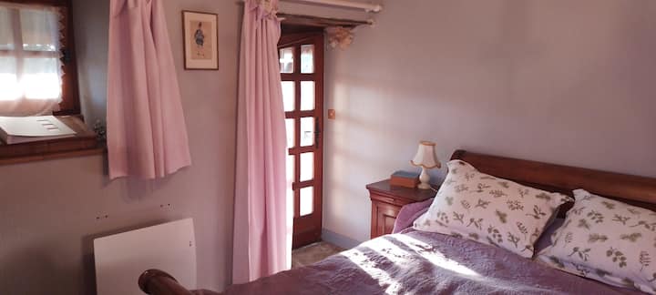 החדר הסגול ליד החדר הוורוד בקומת הקרקע. יש גם חלון המשקיף על המטע מדרום. שקט מאוד, נוח.