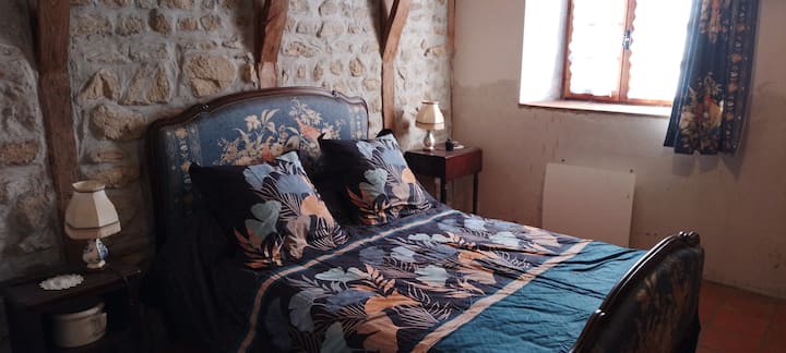 החדר הכחול נמצא בקומה הראשונה, הקיר האחורי עשוי מאבן מקומית, מה שמוסיף לקסם שלו. שקט מאוד, נוח, זה נוסף בתחילת שנות ה-2000. כמו בחדרים האחרים, יש לו תריסים מעץ.