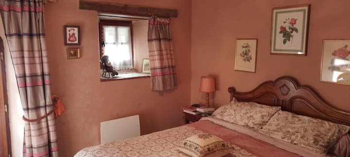 חדר השינה הוורוד נמצא בקומת הקרקע, בחצר הכבשים המשוחזרת הישנה. יש לו דלת שנפתחת מתחת לחופה מאחורי הבית. שקט מאוד, עם תריסי עץ, נוח.