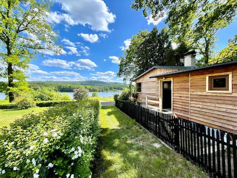 Cozy Lake Cabin: Romantic Escape