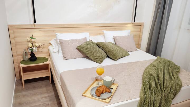 חדר עם שתי מיטות יחיד, שניתן לשלב למיטה זוגית (160x200 ס"מ). מאובזר במלואו עם ארון בגדים ושולחן. בחדר יש מיזוג אוויר, כספת וטלוויזיה עם ערוצי לוויין וערוצים מקומיים. החדר מציע פרטיות מלאה משאר הדירה.